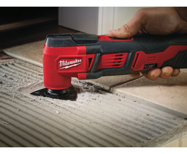 Акумулаторна осцилираща машина Milwaukee, M18BMT-421C
