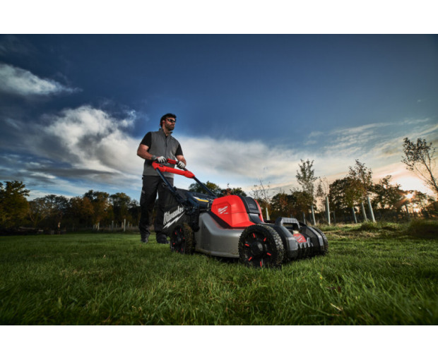 Самоходна акумулаторна косачка MILWAUKEE M18 F2LM46-802, 4933492011